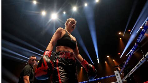 boxer flash crowd|Kingpyn Boxing results: Daniella Hemsley flashes audience after。